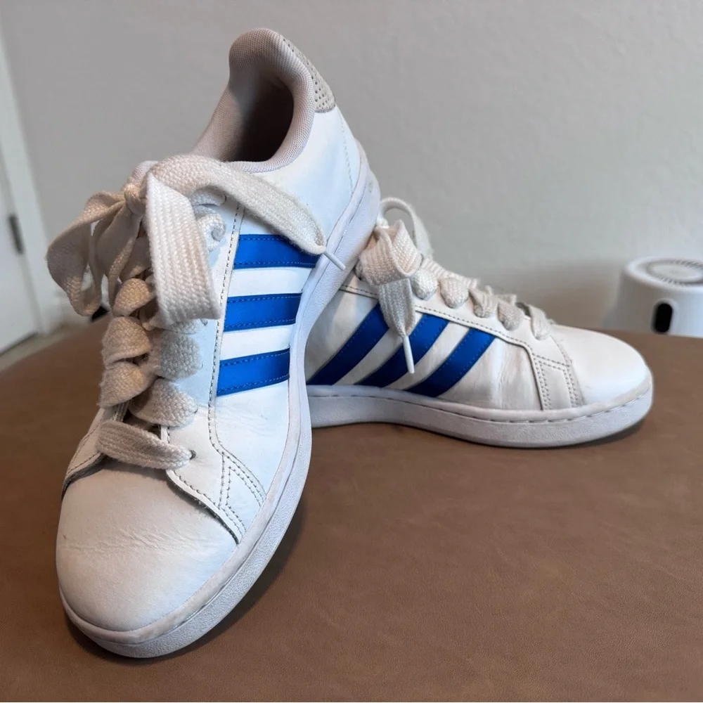 Adidas Classic White Sneakers with Blue Accents - Picture 3 of 4